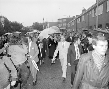 885091 Afbeelding van het bezoek van Koningin Beatrix aan het feest op het Wielingenplein in de Rivierenwijk te Utrecht ...